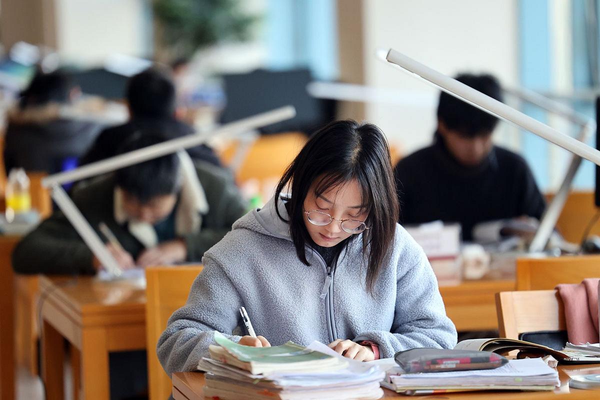 学生在图书馆为考研埋头苦读的背影