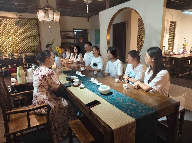 线下茶会参与者认真倾听对方说话的场景