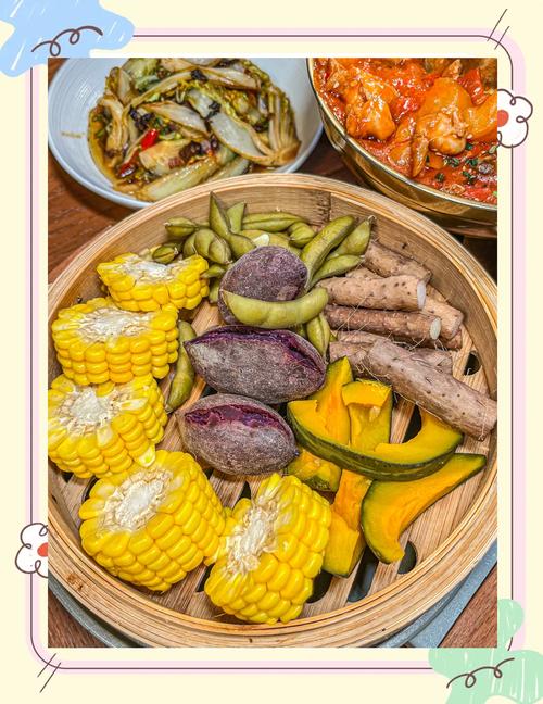 传统中式餐桌食物搭配杂粮饭蔬菜图