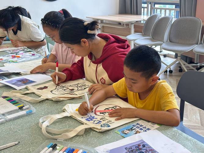 家庭餐桌上孩子涂鸦提问的禁毒宣传册实拍