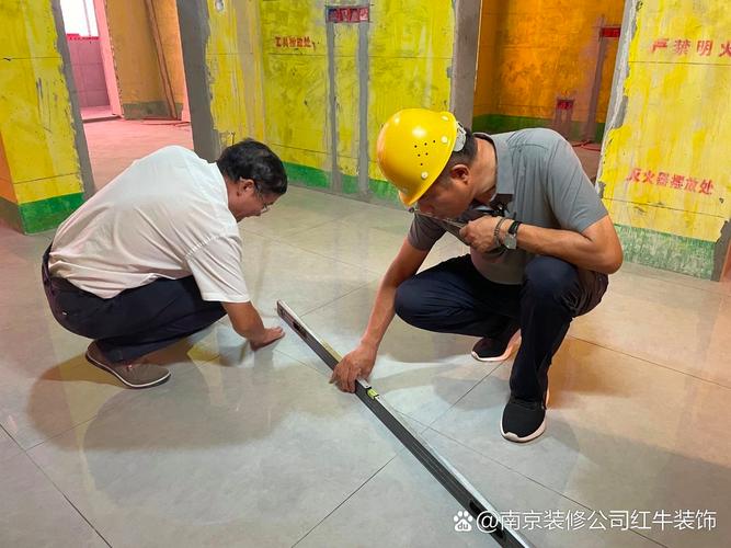 装修监理手持空鼓锤检查瓷砖铺贴质量