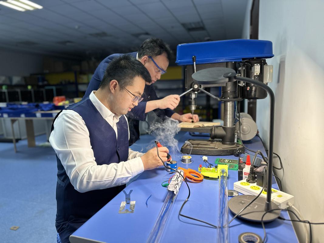 生物实验室磁力架操作场景特写