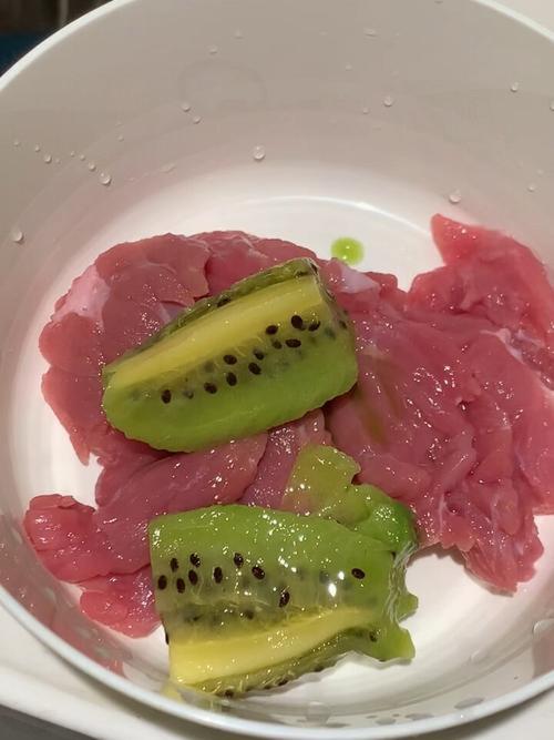 烧烤腌肉用猕猴桃嫩化肉质过程照片
