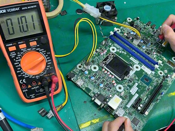 维修技师用万用表检测工业设备电路板