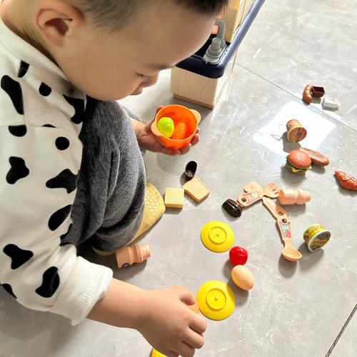 1-3岁幼儿自主选玩具亲子互动实拍