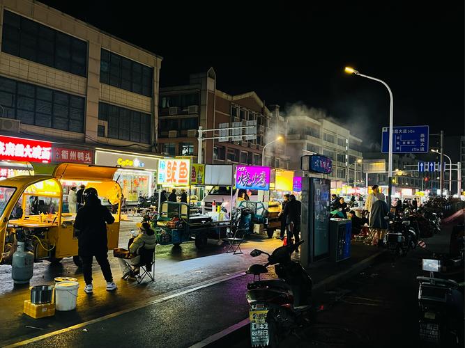 南京老小区沿街商铺傍晚客流场景
