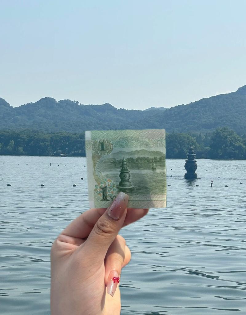 三潭印月:一元纸币背景,但上岛要钱