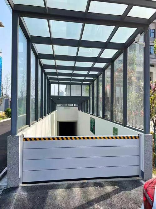 小区地下车库入口防洪挡板存放杂物间