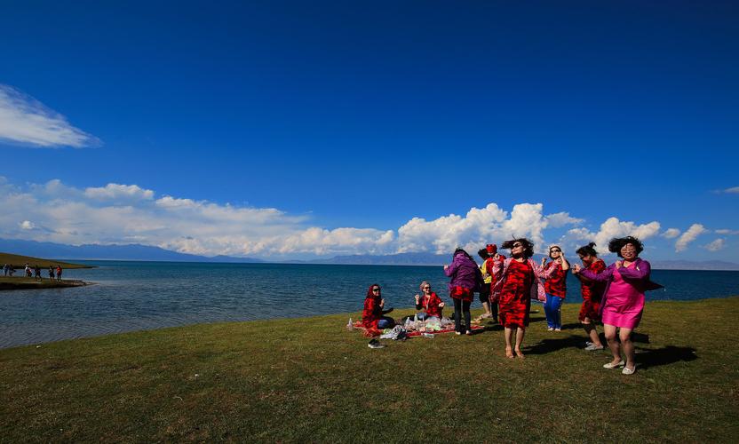 新疆赛里木湖夏季湖畔少数民族同胞民俗活动场景