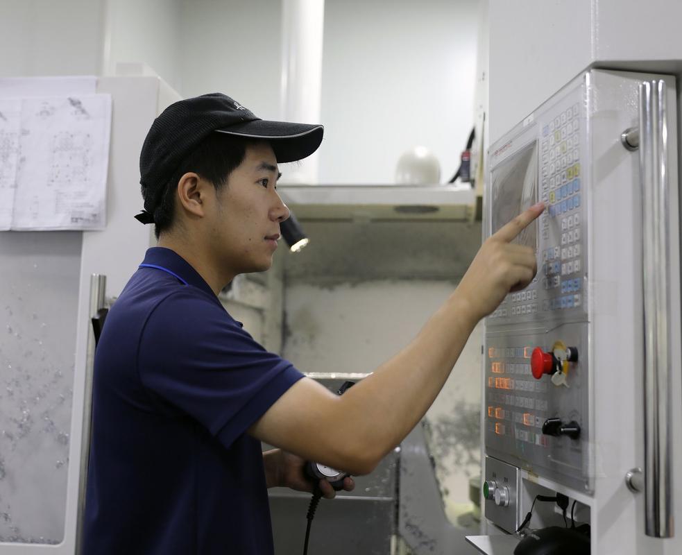 传统工业企业老板车间盯班实拍图