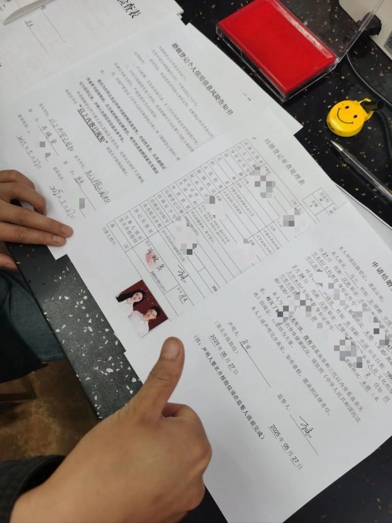 结婚登记处新人填写表格现场图片