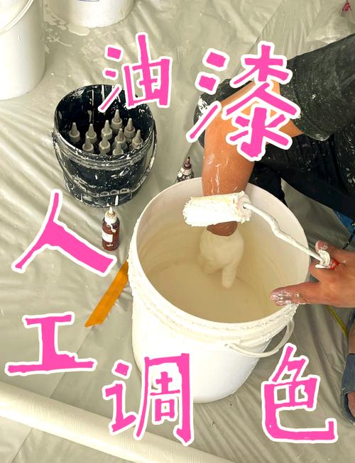 油漆调色师傅在色漆桶旁手工添加色浆