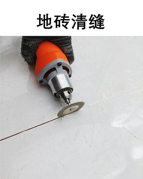 装修师傅正在用电动清缝工具清理瓷砖缝隙深度示范