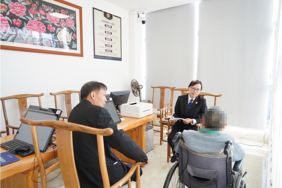 法院家事法庭调解现场 母子坐长椅