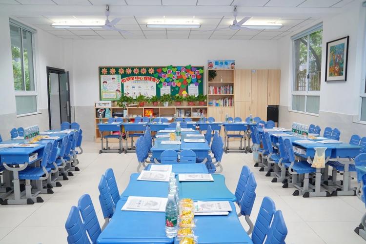 幼儿园教室小学化课桌椅排列场景