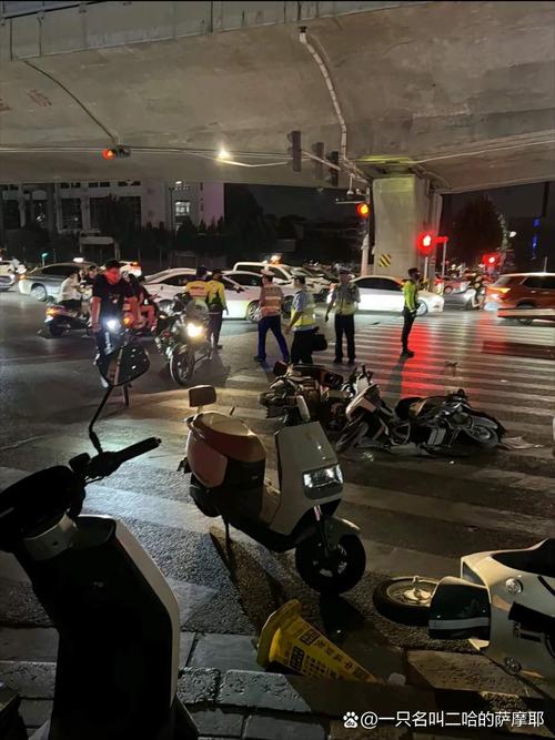 城市道路拼车交通事故处理现场