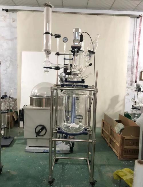 新材料实验室烧杯与工厂反应釜对比场景
