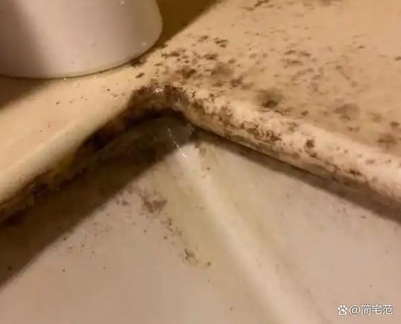 浴室台盆玻璃胶缝隙藏水发黑实拍