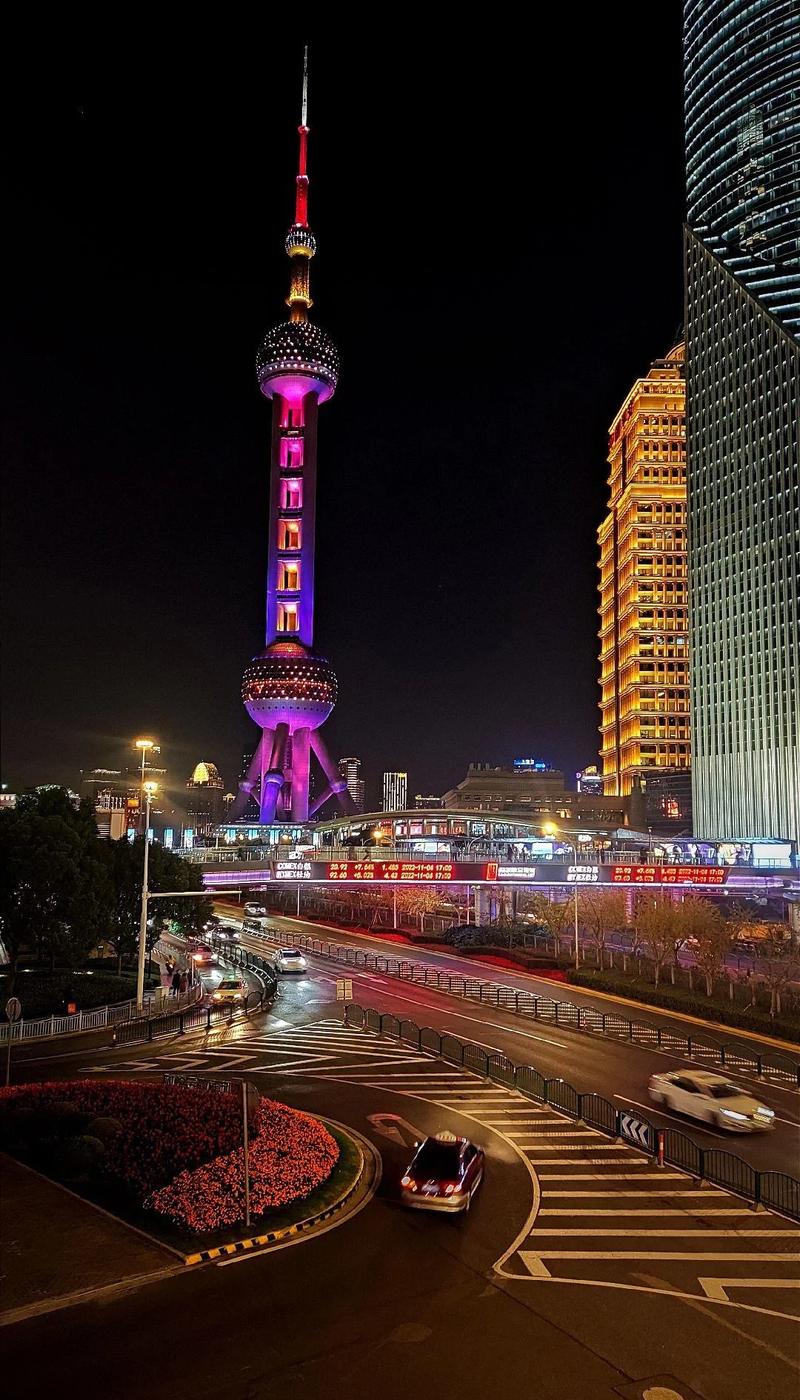 上海东方明珠广播电视塔傍晚时分拍陆家嘴天际线亮灯瞬间