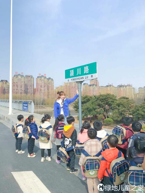 家长陪孩子路边认路牌识字场景图