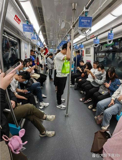 地铁车厢内乘客手持手机 播客APP播放界面特写