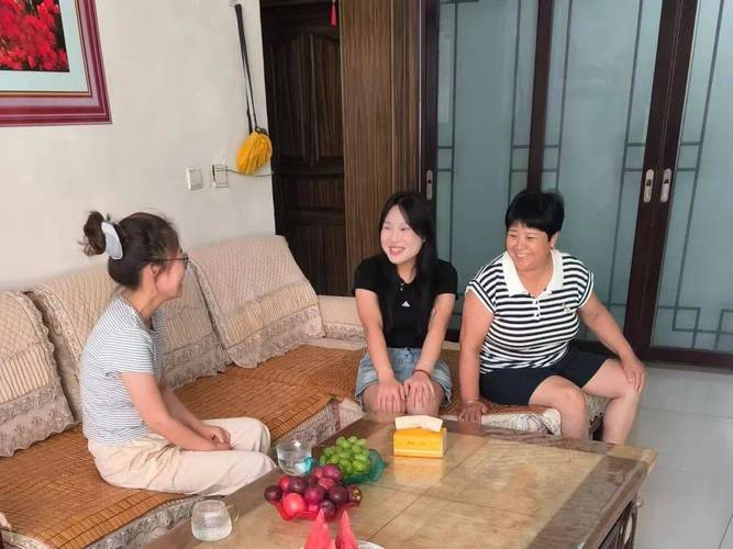 老小区单元楼教师家访拎书背影