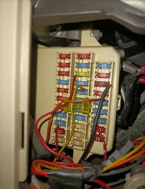 家用汽车保险盒内继电器位置实拍图