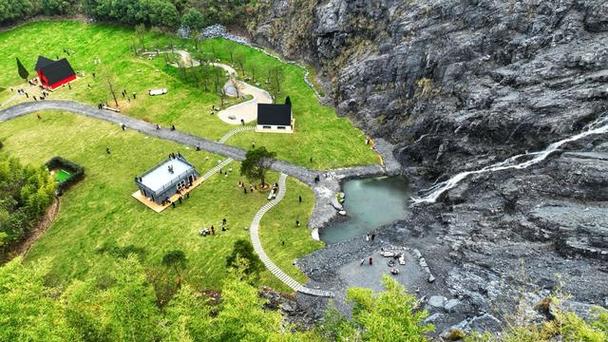 废弃矿坑改造自然教育基地木栈道场景