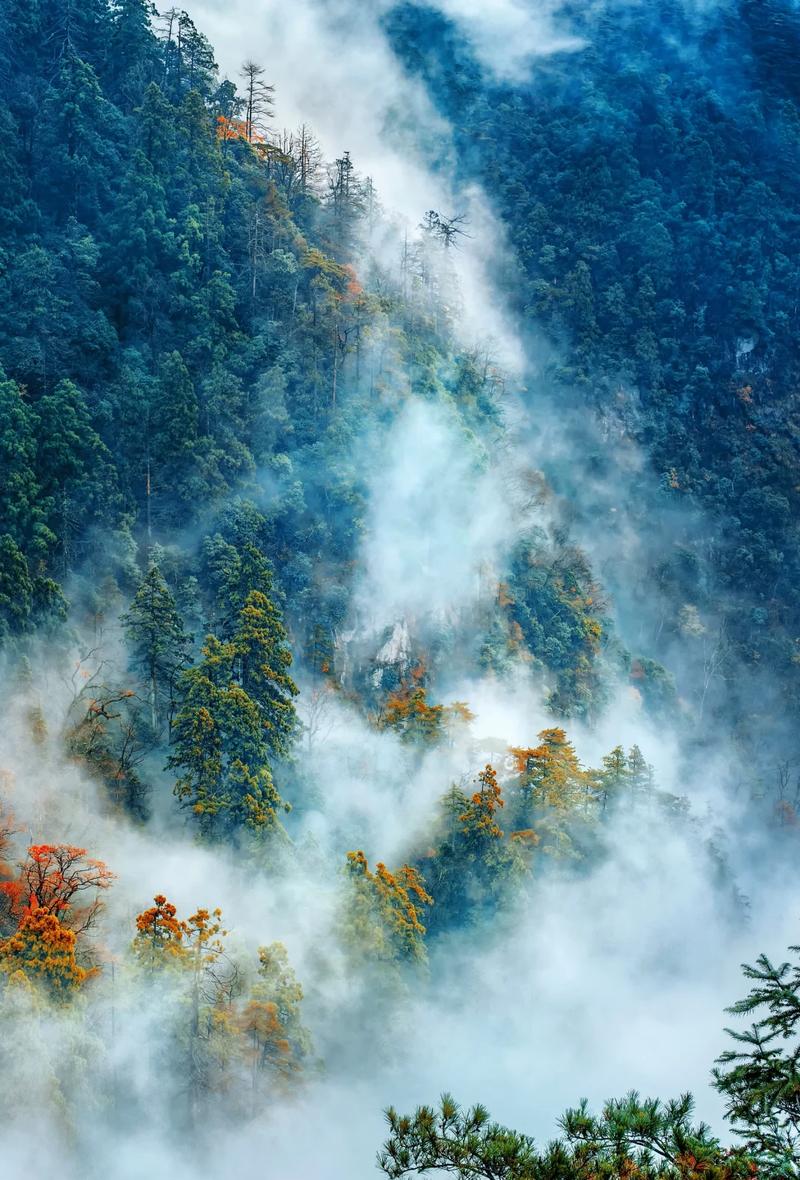 崆峒山香山景区晨雾缠绕山腰图