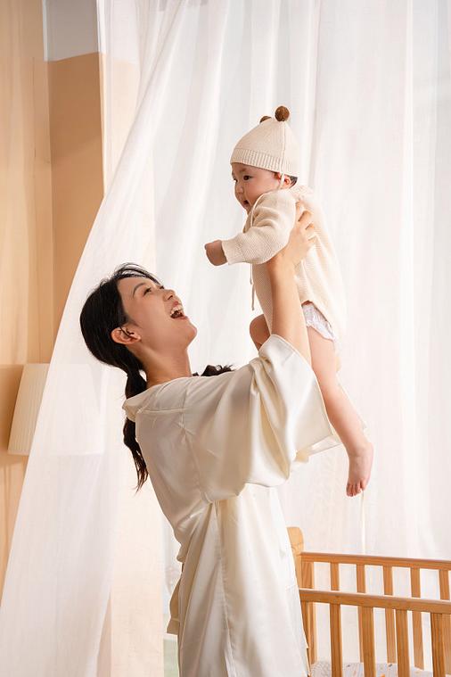 1岁宝宝主动扑进妈妈怀抱亲子互动实拍