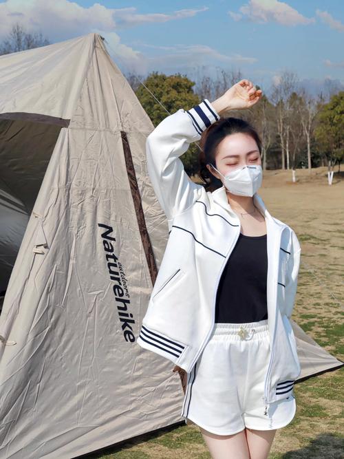 春季花粉季户外出行正确佩戴口罩实拍