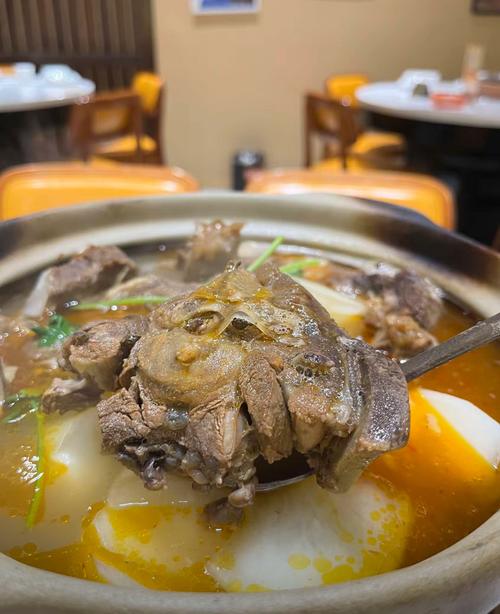 二、牌桌上的玩家:巨头吃肉,黑马喝汤?