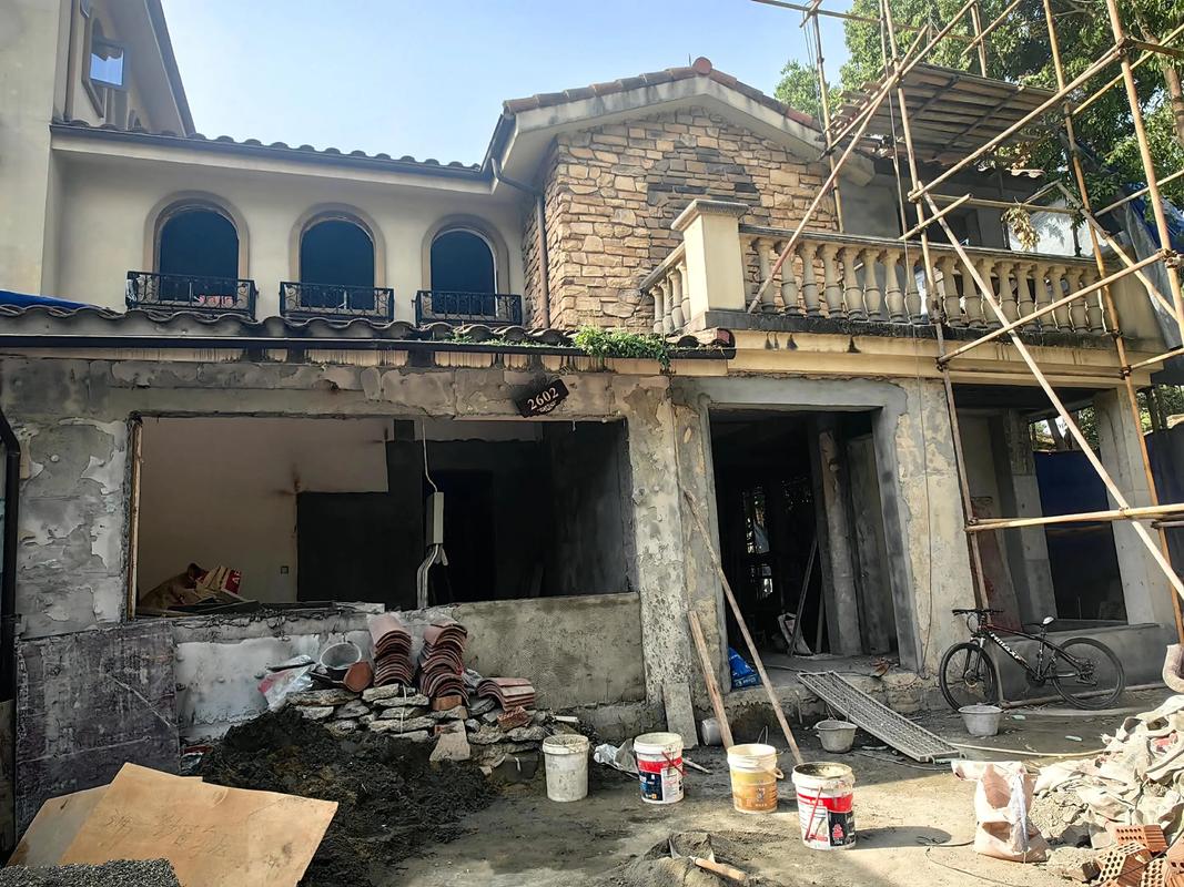 独栋别墅土建改造施工现场图