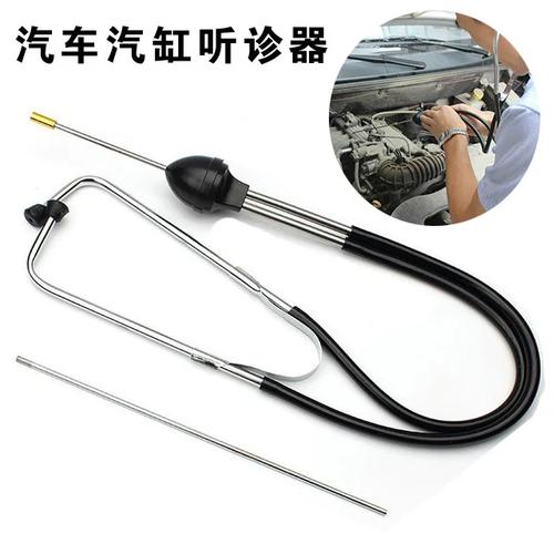 汽修师傅用汽车听诊器贴在发动机皮带轮位置排查异响