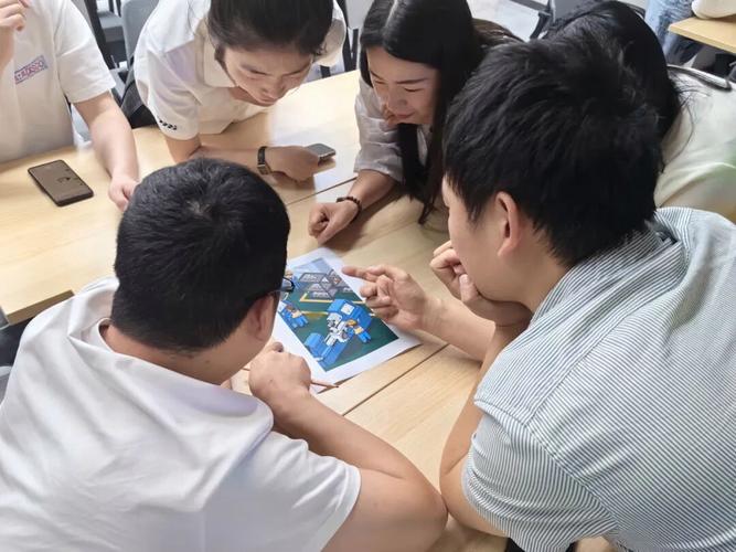 工厂员工用手机参与安全隐患找茬活动