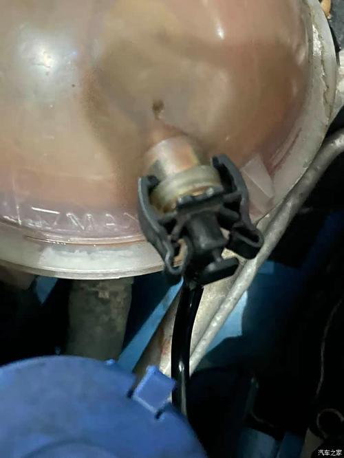 汽车副水箱盖子老化密封圈泄漏实拍