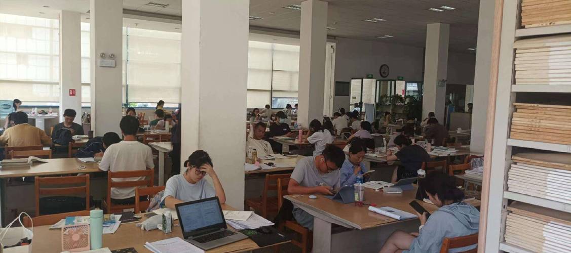 高三学生在图书馆座位上盯着满页荧光笔笔记走神的实拍场景