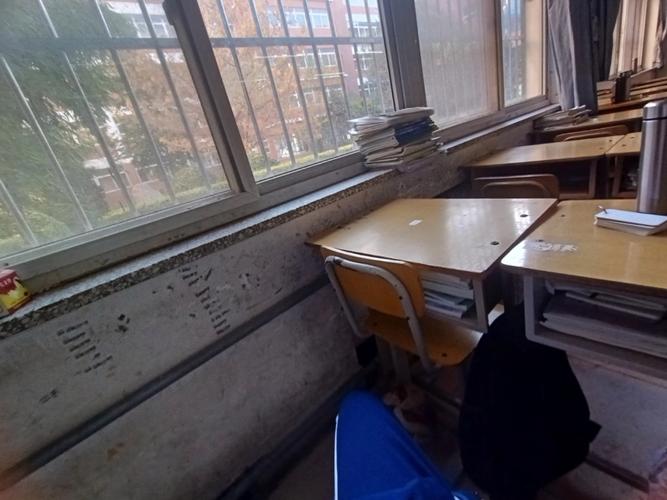 教室后排学生靠窗放空场景