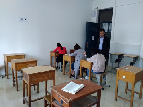 中小学教师走廊靠墙歇脚场景