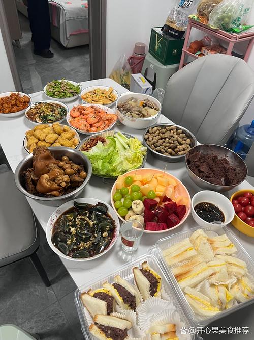 家族聚会餐桌幼儿自带辅食摆放实拍