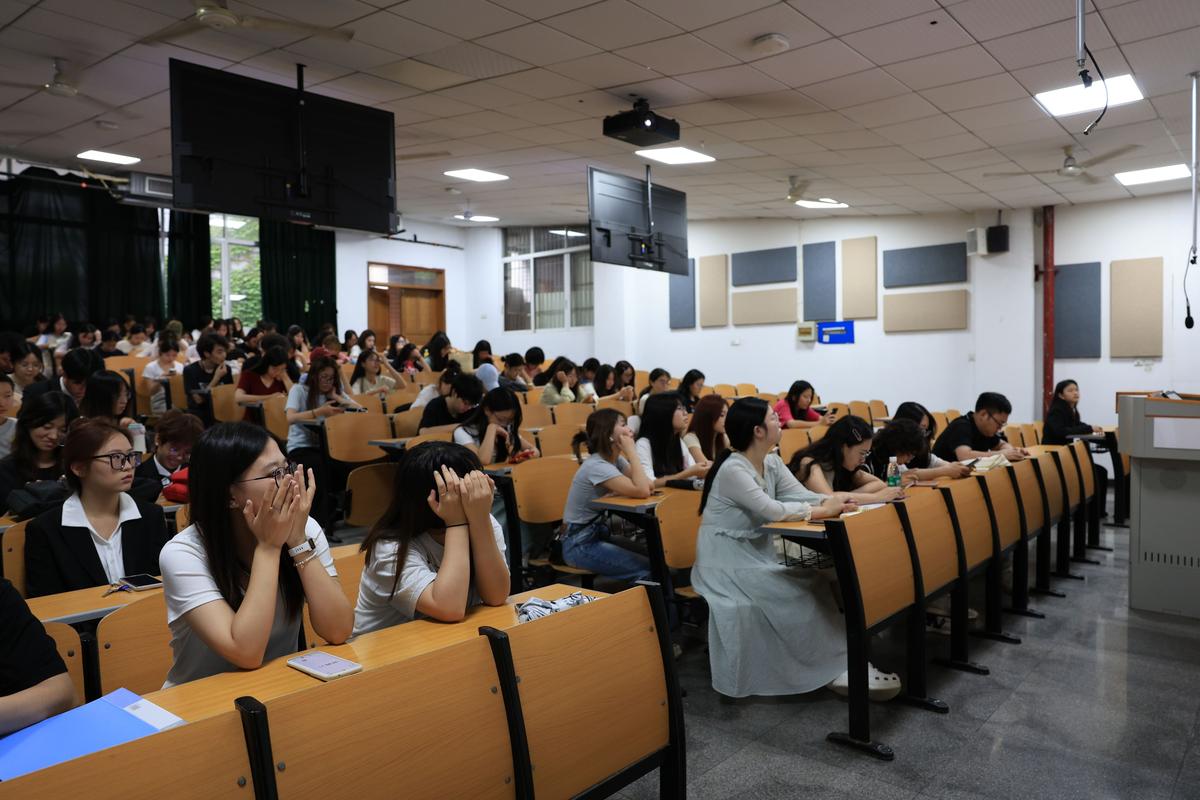 大学学生会面试候场教室场景