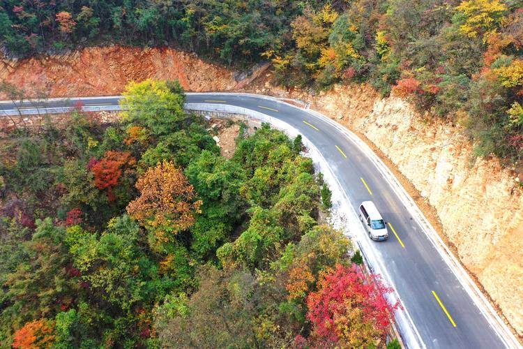 南漳太坪村进山盘山公路秋景