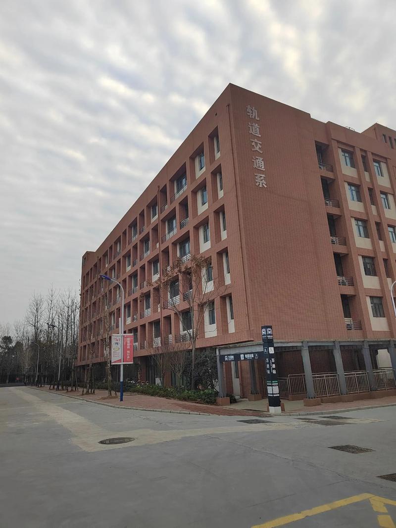别再用老眼光看技校了,它已经不是你印象里那个「差生收容所」
