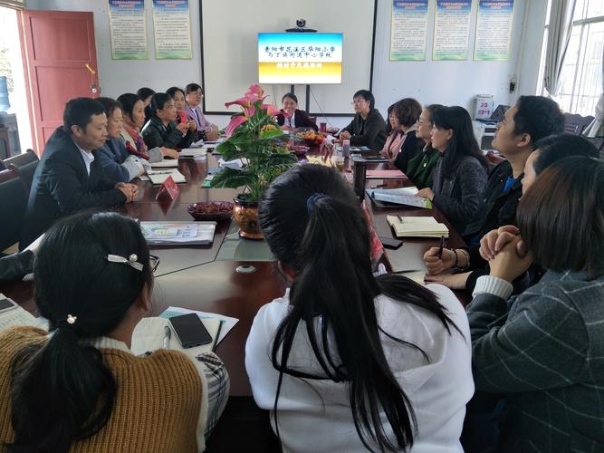 乡村教师结对帮扶现场交流讨论教学