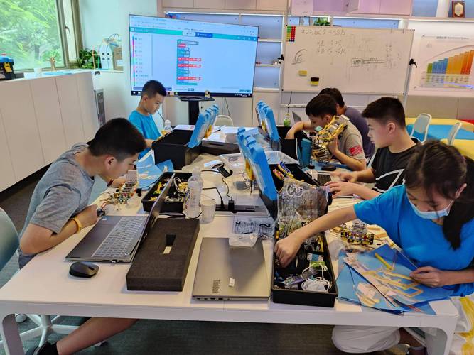 学生利用课余时间进行社群运营副业场景
