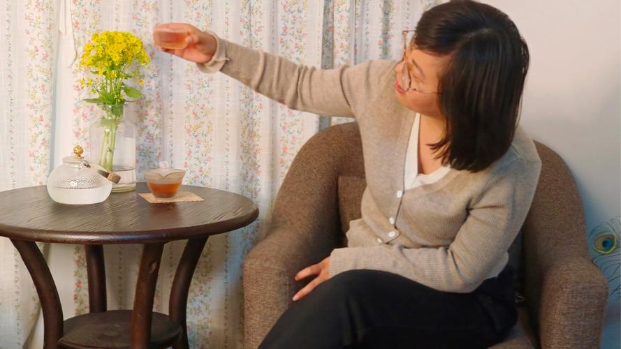 工业职场妈妈居家听妈妈播客喝茶场景图