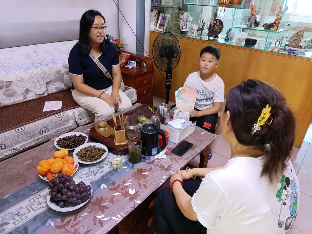 普通家庭客厅师生围坐家访聊天现场