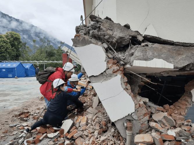 地震后房屋受损理赔评估现场