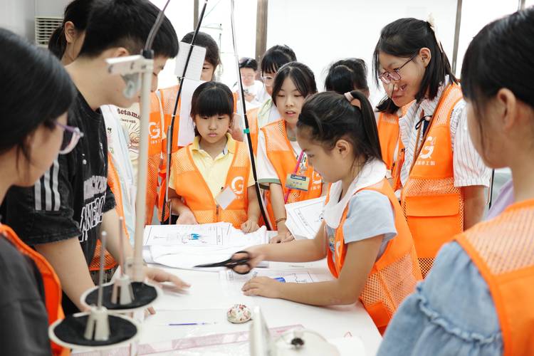 大国工匠给小学生讲解机床操作职业启蒙现场