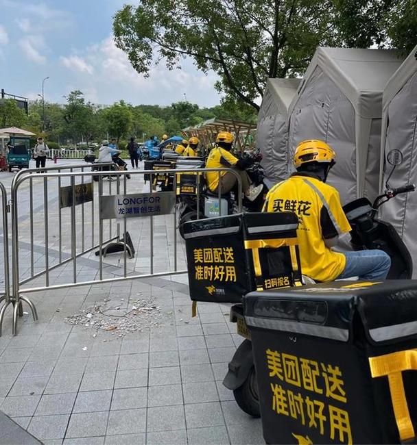 2026上海核心商圈外卖众包骑手街头接单场景